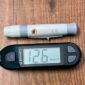 Seseorang sedang memeriksa data metabolisme harian melalui aplikasi ponsel pintar yang terhubung dengan sensor kesehatan personal.