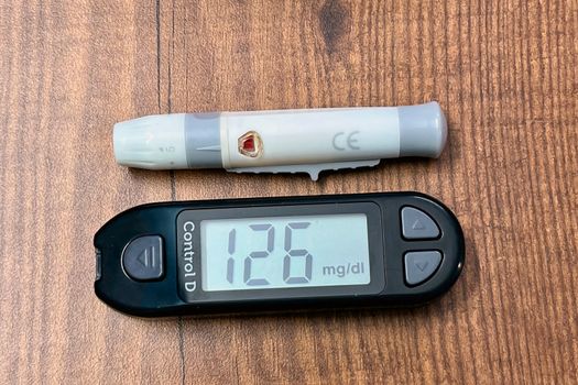 Seseorang sedang memeriksa data metabolisme harian melalui aplikasi ponsel pintar yang terhubung dengan sensor kesehatan personal.