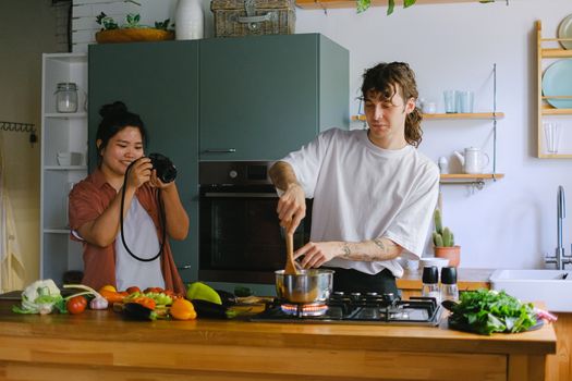 Sepasang suami istri membagikan momen kebersamaan saat menyiapkan makanan bernutrisi tinggi di dapur rumah mereka sebagai bentuk komitmen menjaga kebugaran tubuh.
