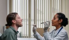 Seorang dokter sedang menjelaskan hasil pemeriksaan laboratorium secara mendetail kepada pasien dalam suasana konsultasi yang nyaman dan informatif.