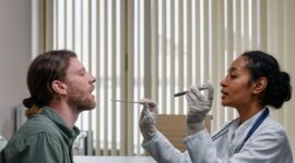 Seorang dokter sedang menjelaskan hasil pemeriksaan laboratorium secara mendetail kepada pasien dalam suasana konsultasi yang nyaman dan informatif.