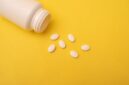 Inovasi kemasan obat pintar terintegrasi dengan teknologi digital yang memudahkan pasien memantau jadwal terapi kronis secara teratur dan aman.