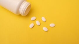 Inovasi kemasan obat pintar terintegrasi dengan teknologi digital yang memudahkan pasien memantau jadwal terapi kronis secara teratur dan aman.