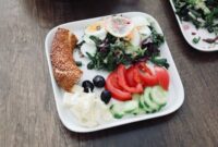 Piring makan berisikan porsi seimbang antara karbohidrat kompleks, protein, dan aneka sayuran segar menjadi fondasi utama menjaga stamina harian.