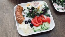 Piring makan berisikan porsi seimbang antara karbohidrat kompleks, protein, dan aneka sayuran segar menjadi fondasi utama menjaga stamina harian.