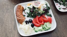 Piring makan berisikan porsi seimbang antara karbohidrat kompleks, protein, dan aneka sayuran segar menjadi fondasi utama menjaga stamina harian.