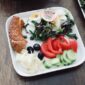 Piring makan berisikan porsi seimbang antara karbohidrat kompleks, protein, dan aneka sayuran segar menjadi fondasi utama menjaga stamina harian.