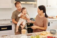 Sebuah keluarga sedang bekerjasama menyiapkan hidangan sehat berbahan pangan lokal segar di dapur rumah mereka.
