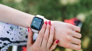 Pengguna memantau indikator biometrik dan kadar hormon tubuh secara langsung menggunakan aplikasi pemantau kesehatan pintar yang terhubung ke sensor mikro.