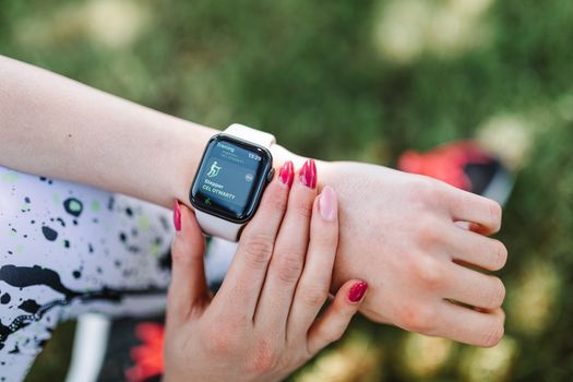 Pengguna memantau indikator biometrik dan kadar hormon tubuh secara langsung menggunakan aplikasi pemantau kesehatan pintar yang terhubung ke sensor mikro.