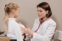 Sesi konsultasi yang komunikatif antara dokter dan pasien menjadi kunci utama dalam mendapatkan diagnosis medis yang akurat serta penanganan kesehatan yang tepat sasaran.