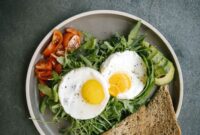 Sajian piring dengan komposisi gizi seimbang yang memadukan karbohidrat kompleks, protein, serta porsi sayuran hijau segar untuk menjaga metabolisme tubuh.