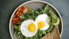 Sajian piring dengan komposisi gizi seimbang yang memadukan karbohidrat kompleks, protein, serta porsi sayuran hijau segar untuk menjaga metabolisme tubuh.