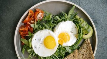 Sajian piring dengan komposisi gizi seimbang yang memadukan karbohidrat kompleks, protein, serta porsi sayuran hijau segar untuk menjaga metabolisme tubuh.