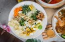 Sajian menu gizi seimbang dengan porsi proporsional antara karbohidrat kompleks, protein lokal, serta aneka sayuran hijau segar.