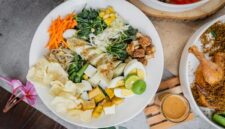 Sajian menu gizi seimbang dengan porsi proporsional antara karbohidrat kompleks, protein lokal, serta aneka sayuran hijau segar.