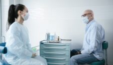 Seorang dokter spesialis sedang memberikan penjelasan mengenai hasil pemeriksaan medis secara mendetail kepada pasien dalam sesi konsultasi di rumah sakit.