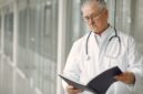 Seorang dokter ahli sedang menjelaskan hasil analisis pemetaan mikrobioma dan risiko genetik pasien menggunakan visualisasi data digital interaktif di klinik kedokteran presisi.