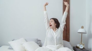 Sinar matahari pagi yang masuk melalui jendela membantu mengaktifkan ritme sirkadian tubuh serta menghentikan produksi hormon pemicu kantuk secara alami.