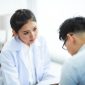 Seorang dokter spesialis sedang memberikan konsultasi mendalam mengenai diagnosis medis yang akurat kepada pasien di sebuah klinik modern.