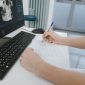 Seorang dokter spesialis sedang menganalisis data biologis dan profil mikrobioma pasien menggunakan antarmuka digital berbasis kecerdasan buatan untuk merancang program kesehatan terpersonalisasi.