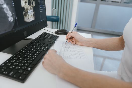 Seorang dokter spesialis sedang menganalisis data biologis dan profil mikrobioma pasien menggunakan antarmuka digital berbasis kecerdasan buatan untuk merancang program kesehatan terpersonalisasi.