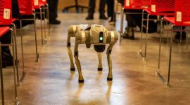 Tim dokter spesialis memanfaatkan teknologi robotik dan analisis data berbasis kecerdasan buatan untuk melakukan tindakan medis presisi tinggi di ruang operasi modern.
