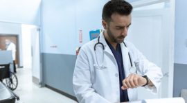 Seorang dokter sedang meneliti hasil uji laboratorium bersama pasien untuk menentukan penanganan medis yang paling presisi. Penjelasan terperinci mengenai kondisi kesehatan membantu pasien mengambil keputusan perawatan dengan tenang.