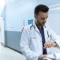 Seorang dokter sedang meneliti hasil uji laboratorium bersama pasien untuk menentukan penanganan medis yang paling presisi. Penjelasan terperinci mengenai kondisi kesehatan membantu pasien mengambil keputusan perawatan dengan tenang.