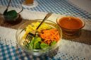Sajian piring makan bergizi seimbang berbasis bahan pangan lokal berisi nasi merah, ikan panggang, tempe, serta aneka sayuran dan buah segar.