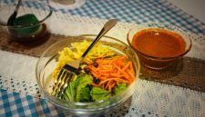 Sajian piring makan bergizi seimbang berbasis bahan pangan lokal berisi nasi merah, ikan panggang, tempe, serta aneka sayuran dan buah segar.