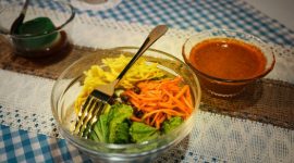 Sajian piring makan bergizi seimbang berbasis bahan pangan lokal berisi nasi merah, ikan panggang, tempe, serta aneka sayuran dan buah segar.