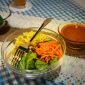 Sajian piring makan bergizi seimbang berbasis bahan pangan lokal berisi nasi merah, ikan panggang, tempe, serta aneka sayuran dan buah segar.