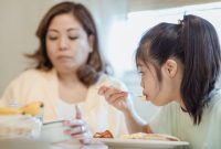 Suasana makan pagi yang hangat dan menyenangkan menjadi salah satu kunci utama dalam membangun kebiasaan gizi seimbang serta imun tubuh anak secara alami.
