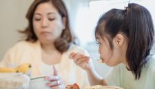 Suasana makan pagi yang hangat dan menyenangkan menjadi salah satu kunci utama dalam membangun kebiasaan gizi seimbang serta imun tubuh anak secara alami.