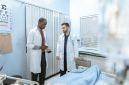 Seorang dokter spesialis sedang menjelaskan hasil pemeriksaan laboratorium yang akurat kepada pasien di sebuah klinik modern demi menentukan langkah penanganan kesehatan yang tepat.
