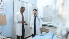 Seorang dokter spesialis sedang menjelaskan hasil pemeriksaan laboratorium yang akurat kepada pasien di sebuah klinik modern demi menentukan langkah penanganan kesehatan yang tepat.