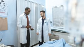 Seorang dokter spesialis sedang menjelaskan hasil pemeriksaan laboratorium yang akurat kepada pasien di sebuah klinik modern demi menentukan langkah penanganan kesehatan yang tepat.