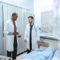 Seorang dokter spesialis sedang menjelaskan hasil pemeriksaan laboratorium yang akurat kepada pasien di sebuah klinik modern demi menentukan langkah penanganan kesehatan yang tepat.