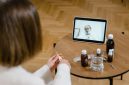 Seorang pasien sedang berkonsultasi secara virtual dengan dokter spesialis melalui layar telepon pintar untuk mendapatkan pertolongan medis awal yang praktis dari rumah.