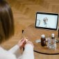 Seorang pasien sedang berkonsultasi secara virtual dengan dokter spesialis melalui layar telepon pintar untuk mendapatkan pertolongan medis awal yang praktis dari rumah.